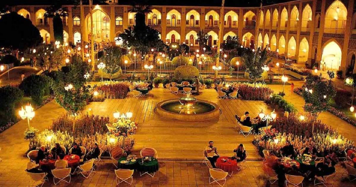 حیاط هتل عباسی