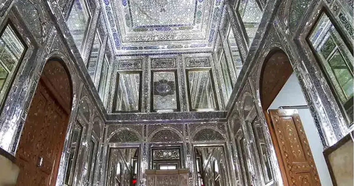 فضای داخلی عمارت: جادوی آینه و رنگ