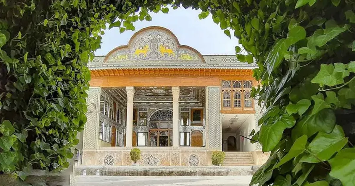 باغی میان عطر و آینه